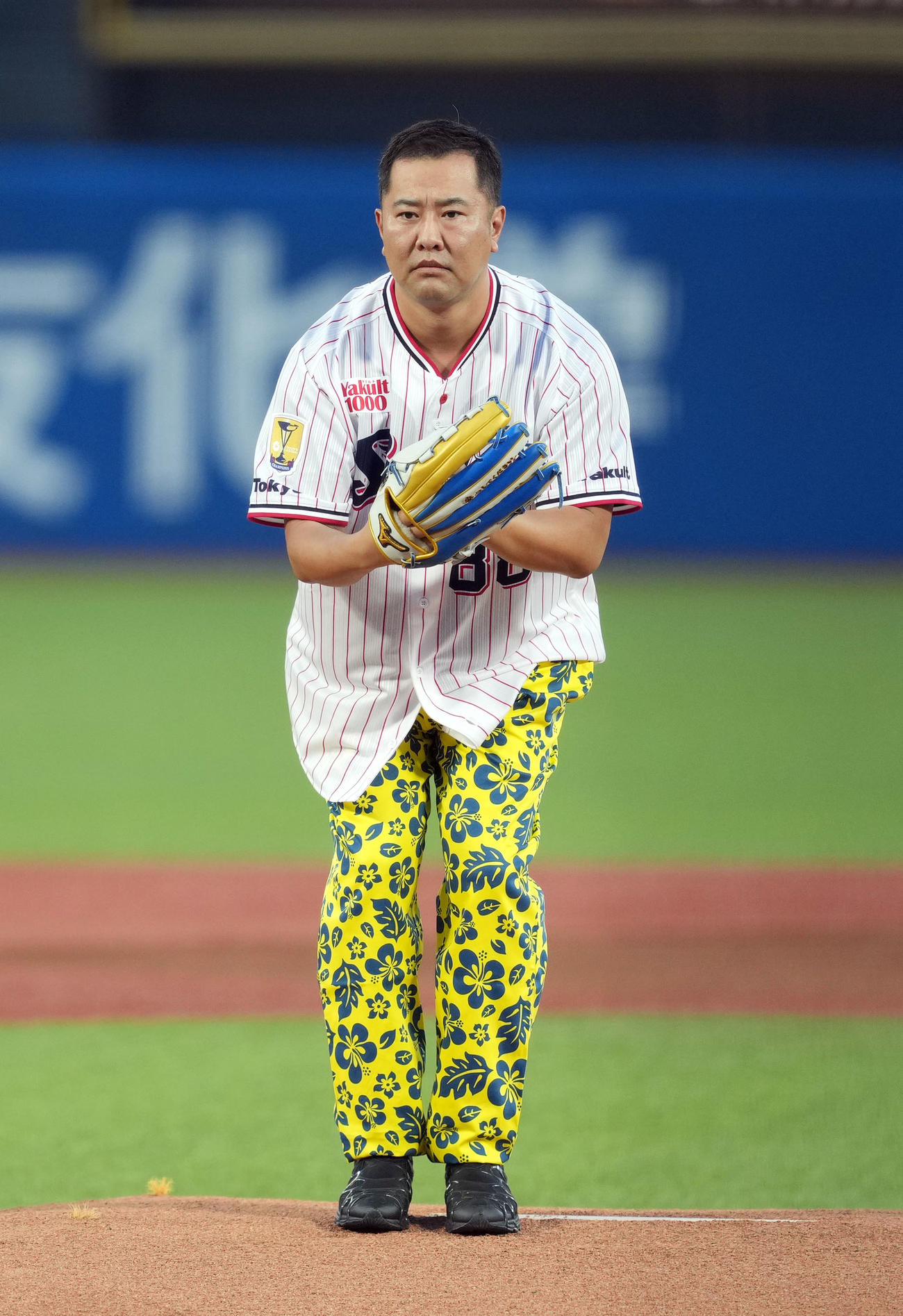 ヤクルト対中日　持ちネタを交えながら始球式を行うとにかく明るい安村（撮影・狩俣裕三）