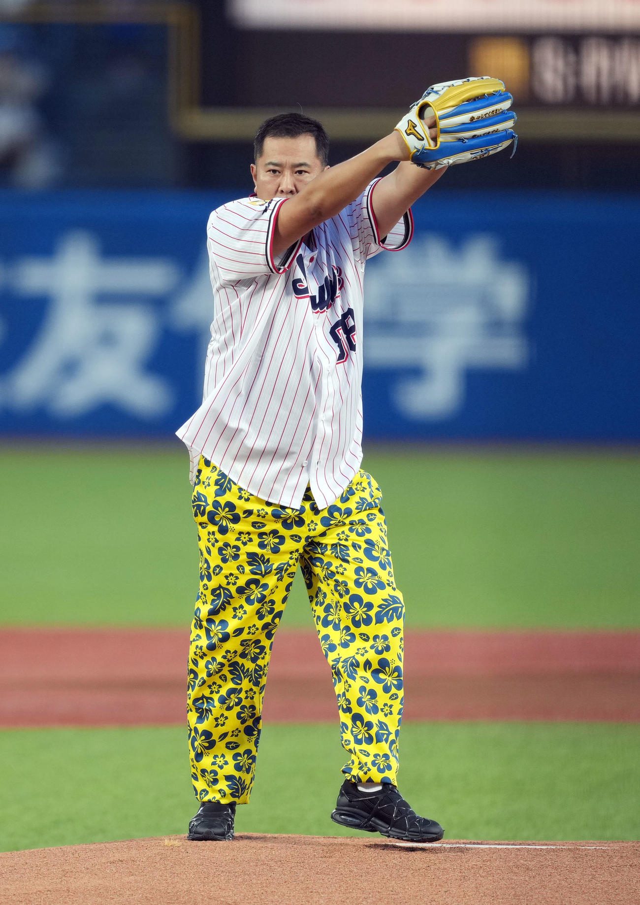 ヤクルト対中日　持ちネタを交えながら始球式を行うとにかく明るい安村（撮影・狩俣裕三）