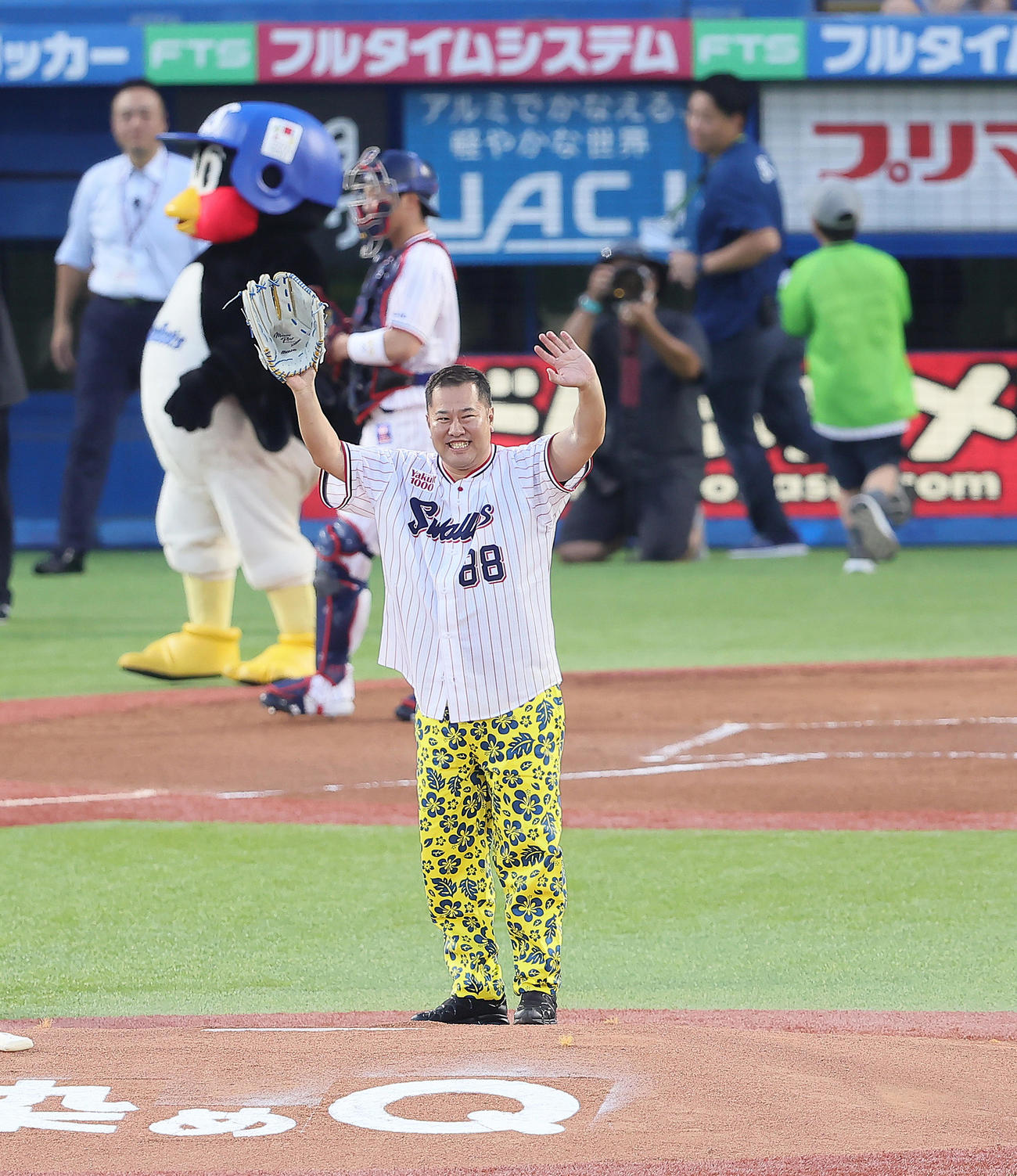 ヤクルト対中日　始球式を終え、笑顔を見せるとにかく明るい安村（撮影・足立雅史）