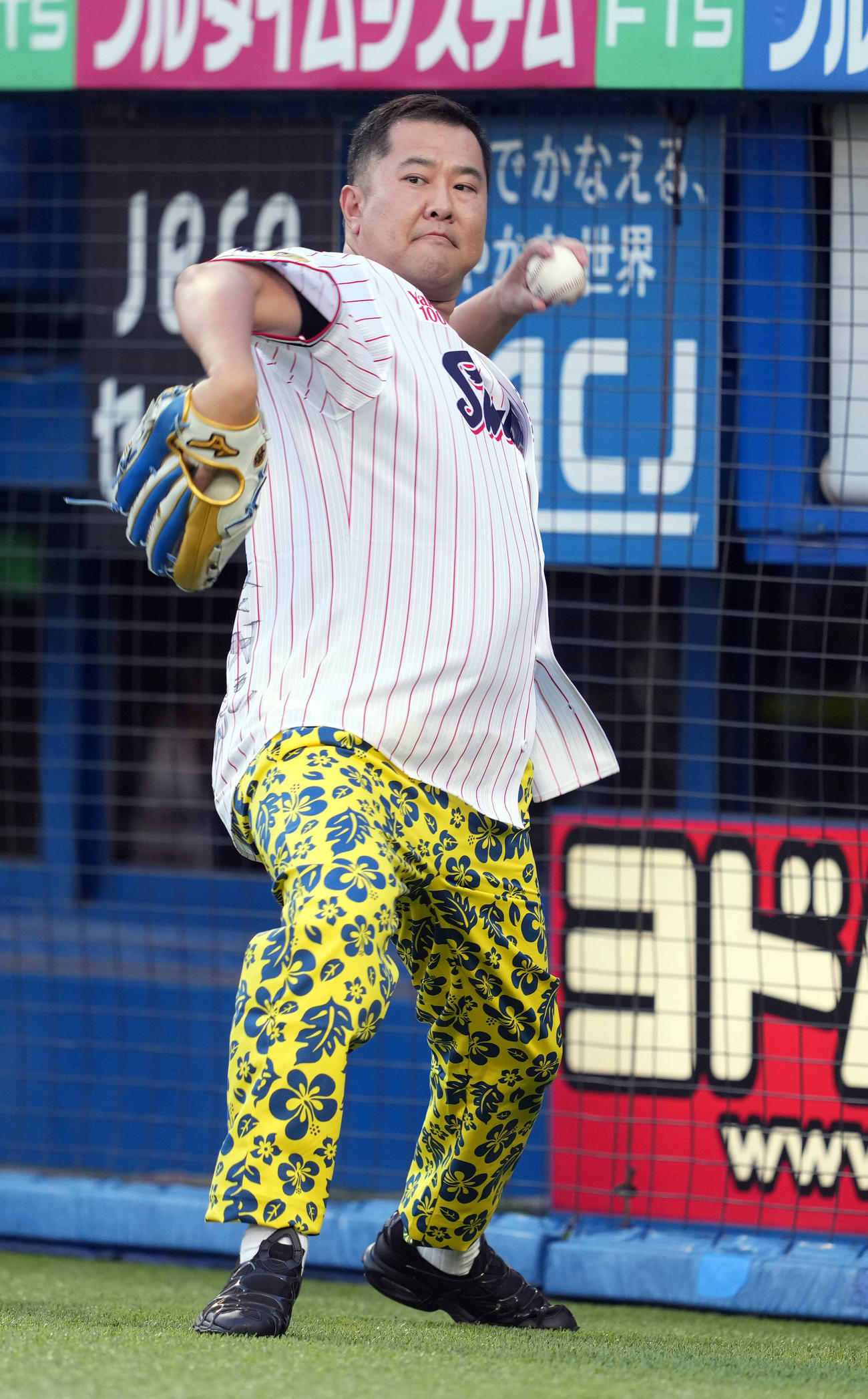 ヤクルト対中日　始球式前にキャッチボールをするとにかく明るい安村（撮影・狩俣裕三）