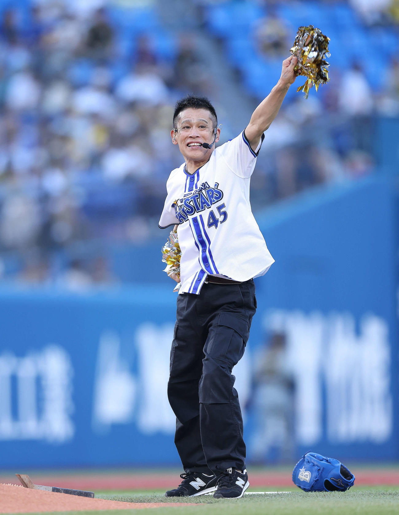 DeNA対阪神　試合開始前、セレモニアルピッチでパフォーマンスする柳沢慎吾（右）（撮影・河田真司）