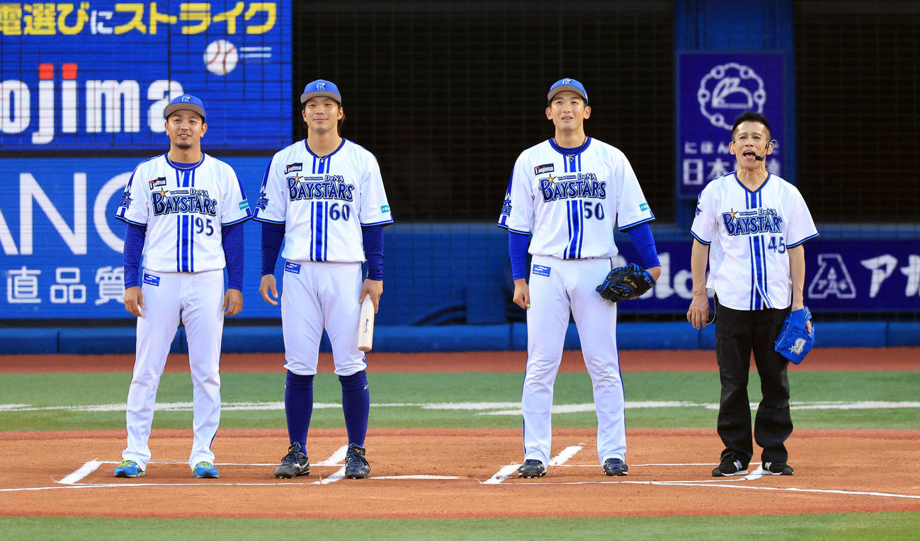 DeNA対阪神　試合前、DeNAの選手たちと高校野球パフォーマンスで熱演する柳沢慎吾（右）（撮影・浅見桂子）