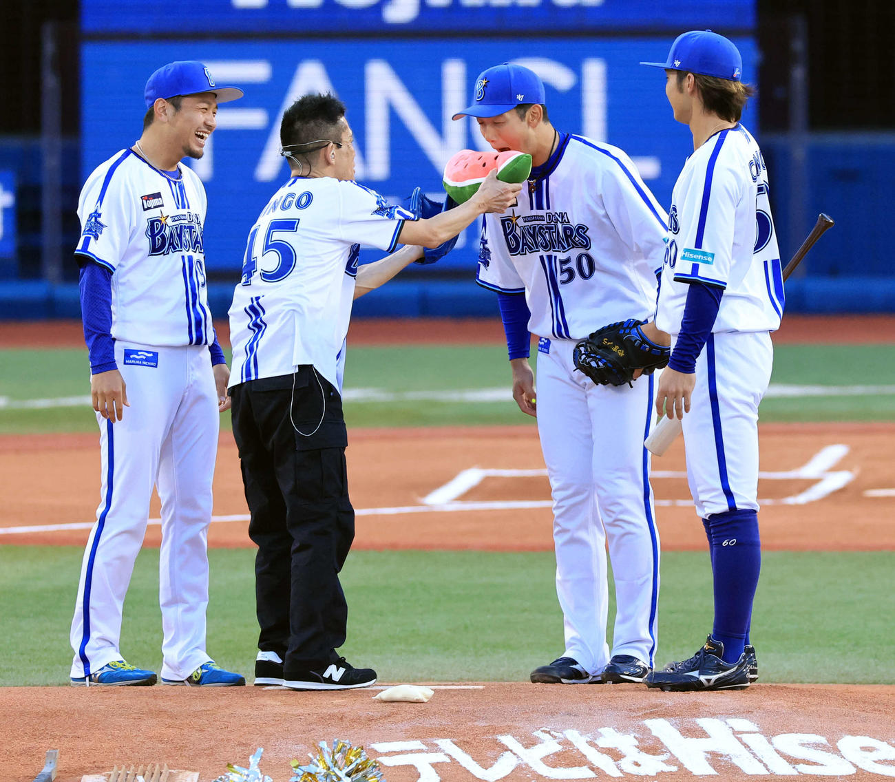 DeNA対阪神　試合前、DeNAの選手たちと高校野球パフォーマンスで熱演する柳沢慎吾（左から2人目）（撮影・浅見桂子）