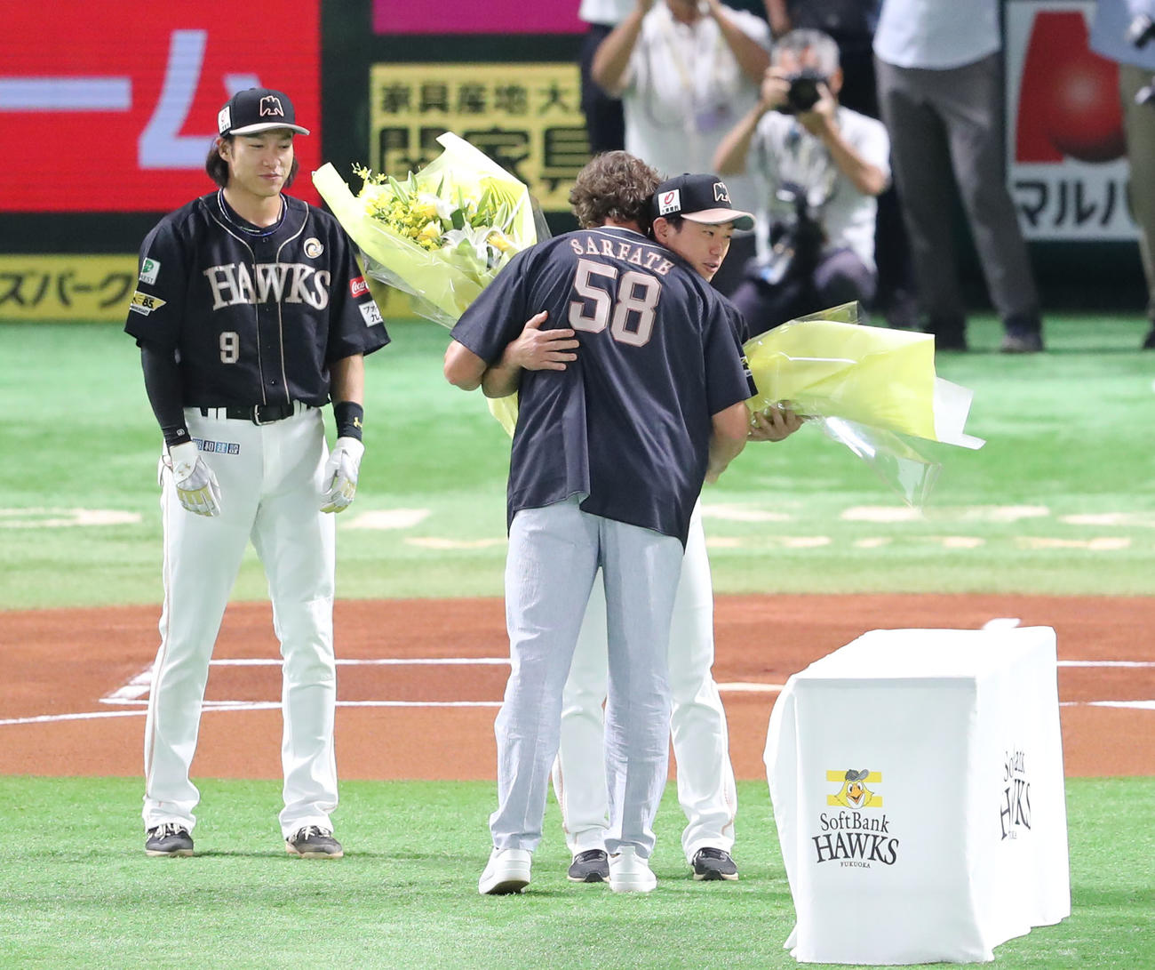 ソフトバンク対西武　デニス・サファテに花束を渡す柳田（左）と長谷川（撮影・梅根麻紀）