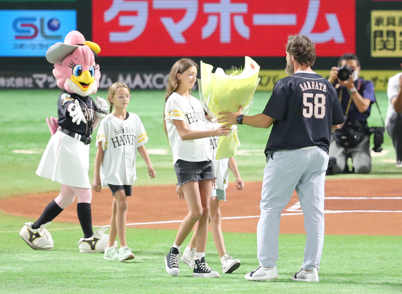 ソフトバンク対西武　愛娘達から花束を贈られるデニス・サファテ（撮影・梅根麻紀）