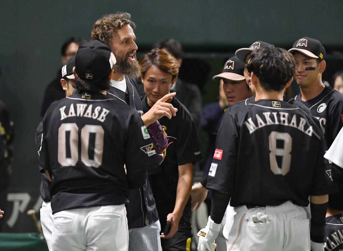 ソフトバンク対西武　試合前、円陣でソフトバンクナインを激励するサファテ氏（撮影・岩下翔太）