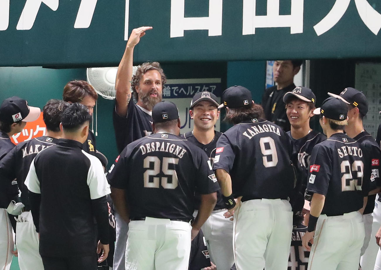 ソフトバンク対西武　円陣で熱くナインを激励するサファテ（撮影・梅根麻紀）
