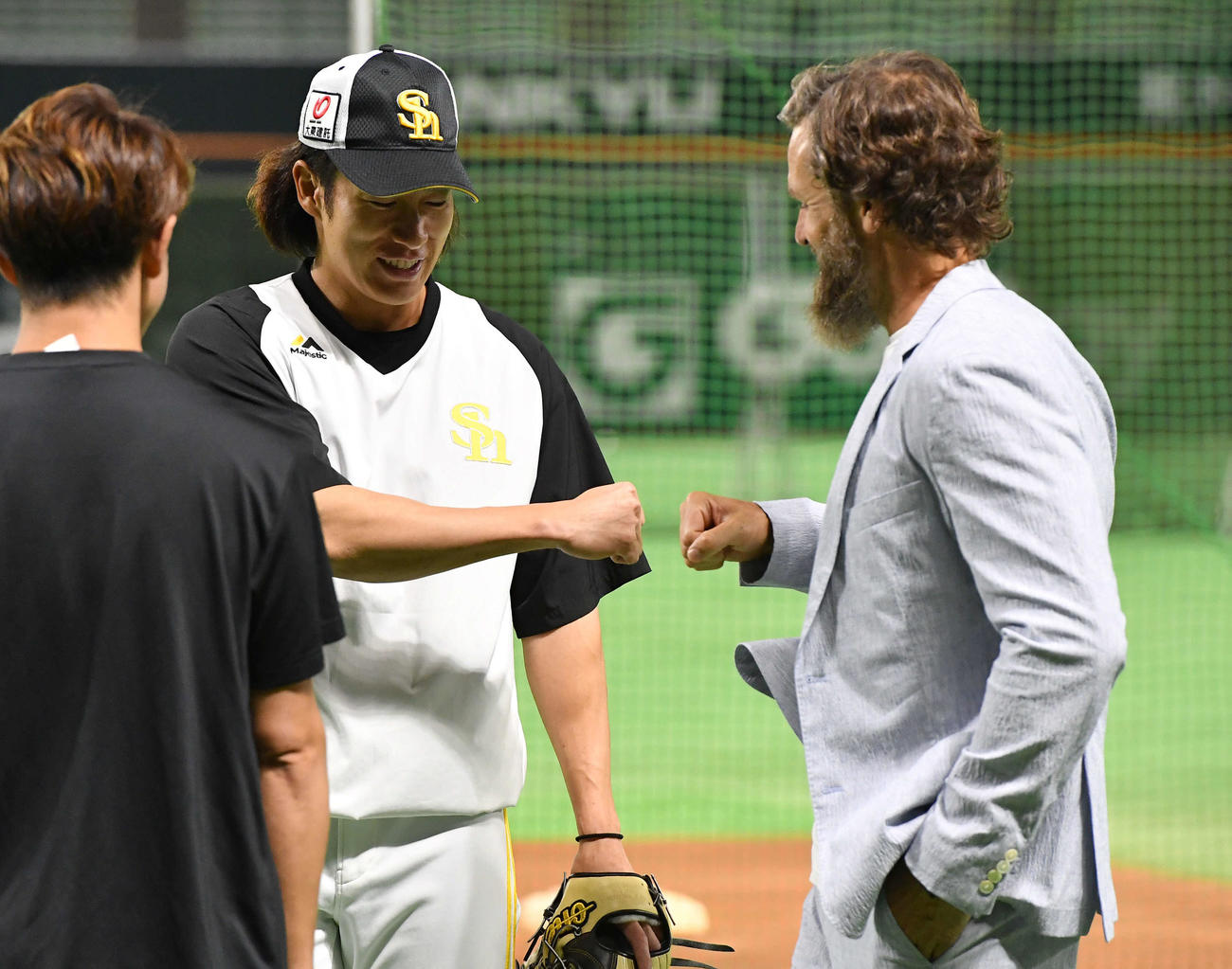 ソフトバンク対西武　サファテ氏（右）とグータッチを交わす柳田（撮影・岩下翔太）