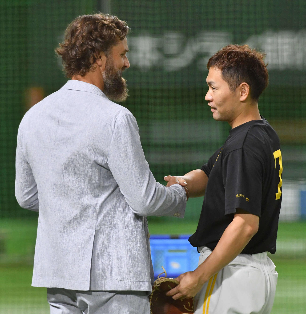 ソフトバンク対西武　サファテ氏（左）と握手を交わす中村晃（撮影・岩下翔太）