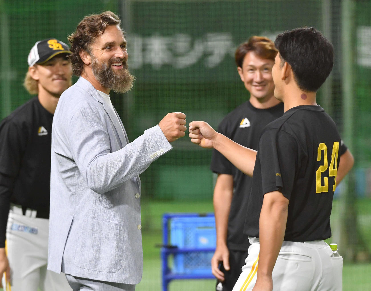 ソフトバンク対西武　栗原（右）と笑顔でグータッチを交わすサファテ氏（撮影・岩下翔太）