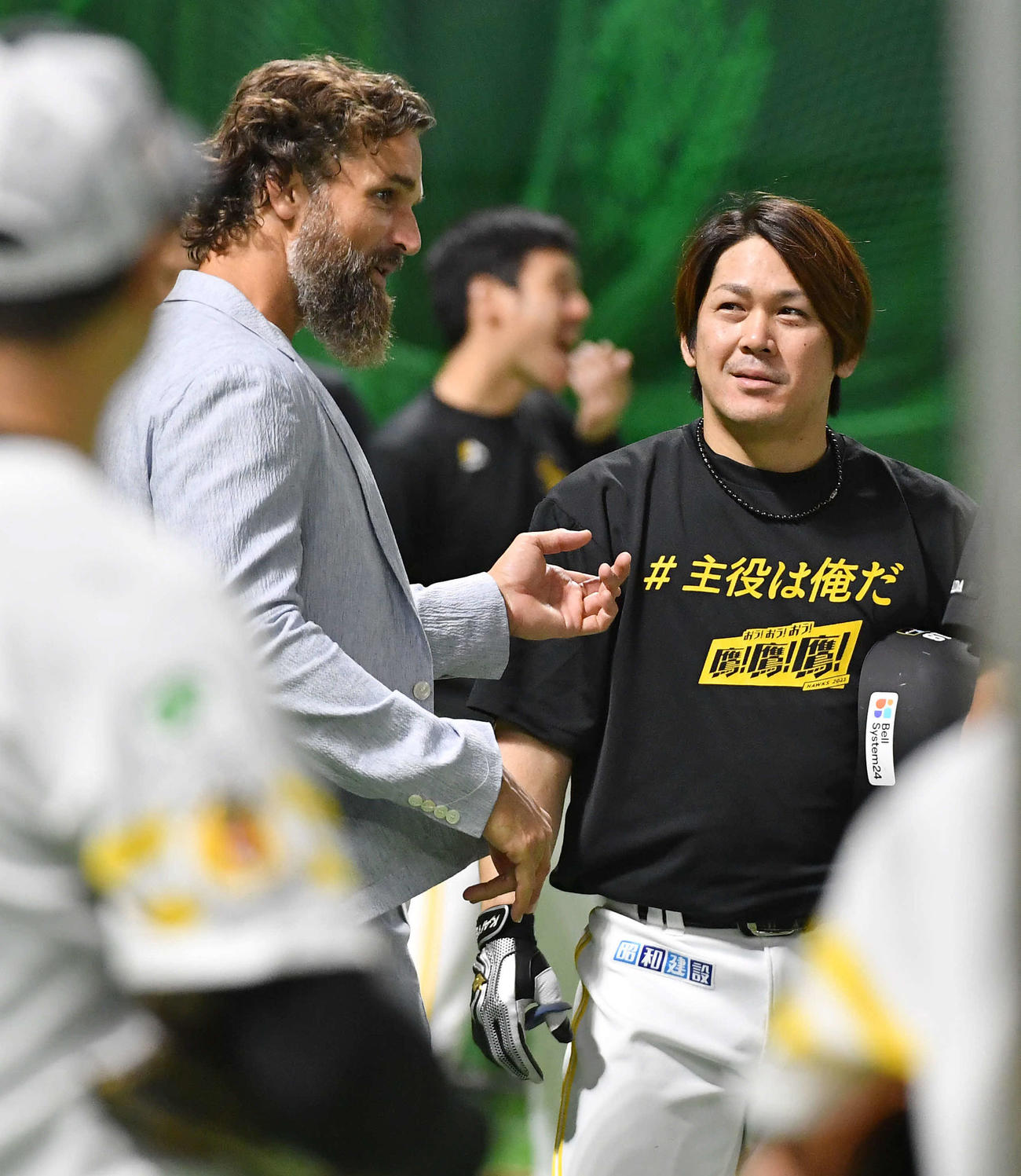 ソフトバンク対西武　甲斐（右）と話すサファテ氏（撮影・岩下翔太）
