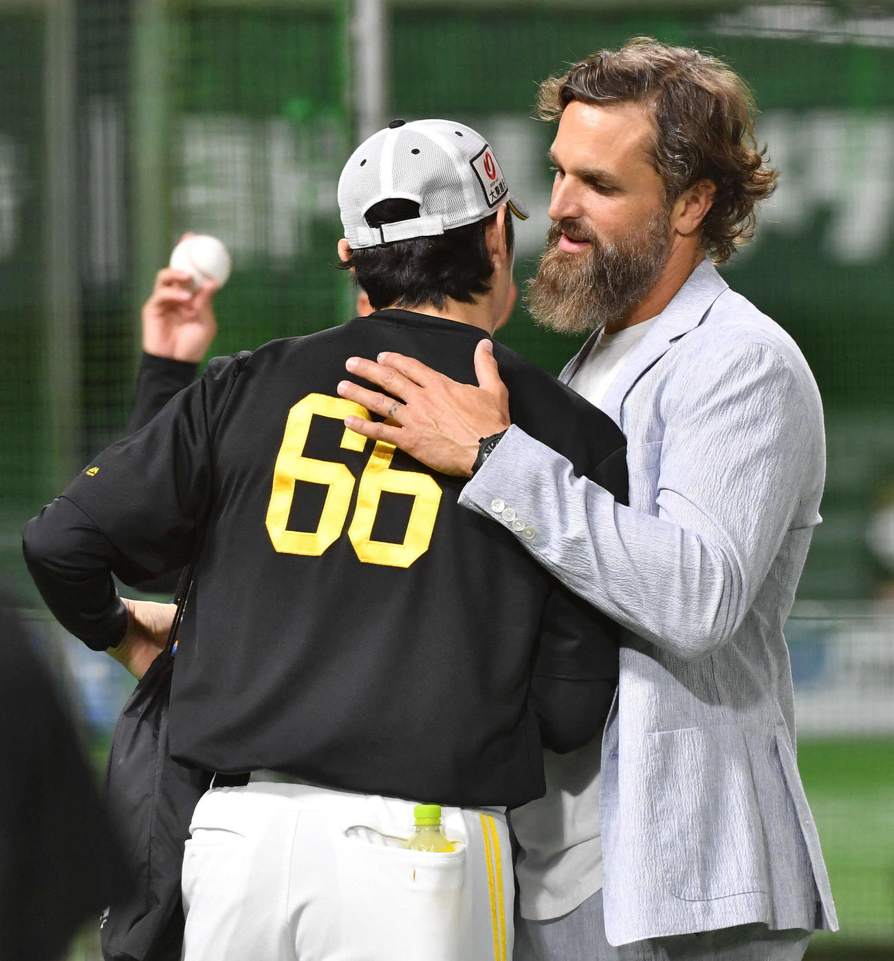 ソフトバンク対西武　松本裕（左）と抱き合うサファテ氏（撮影・岩下翔太）