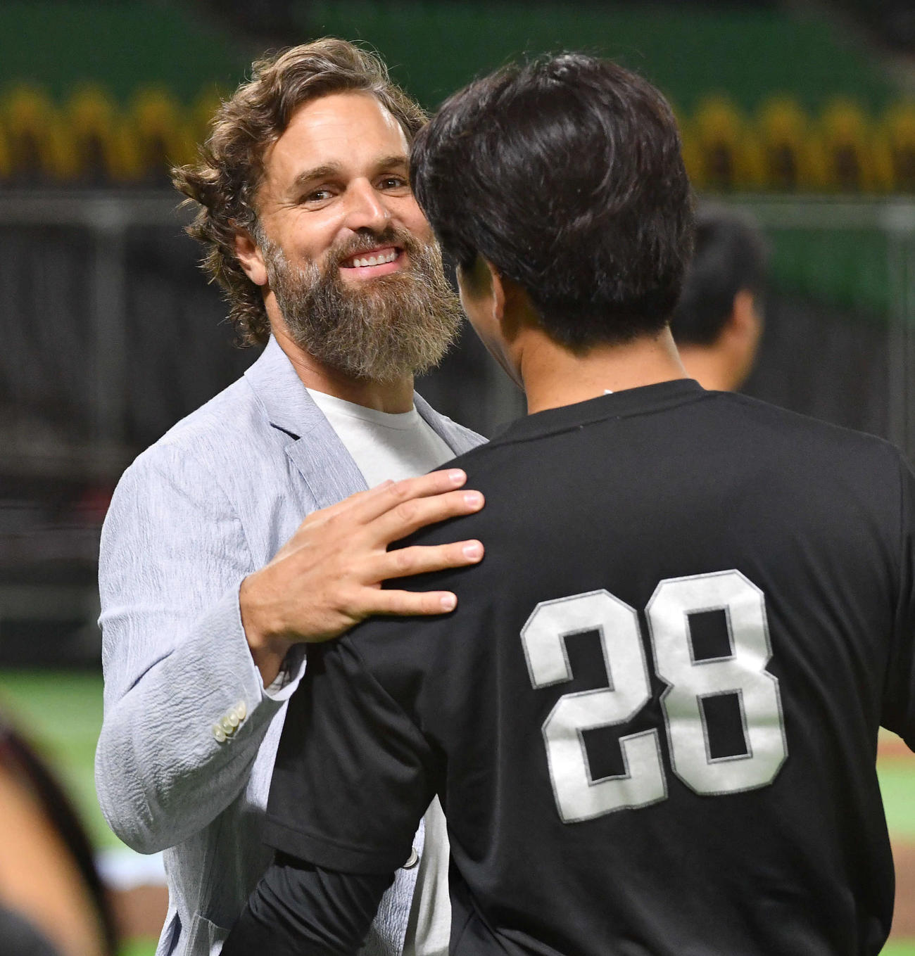 ソフトバンク対西武　高橋礼（右）と談笑するサファテ氏（撮影・岩下翔太）
