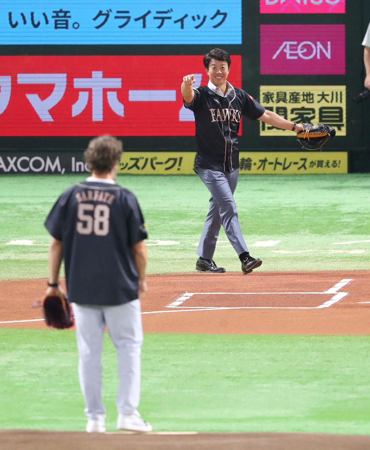 ソフトバンク対西武　セレモニアルピッチに登板したサファテと球を受けた鶴岡（撮影・梅根麻紀）