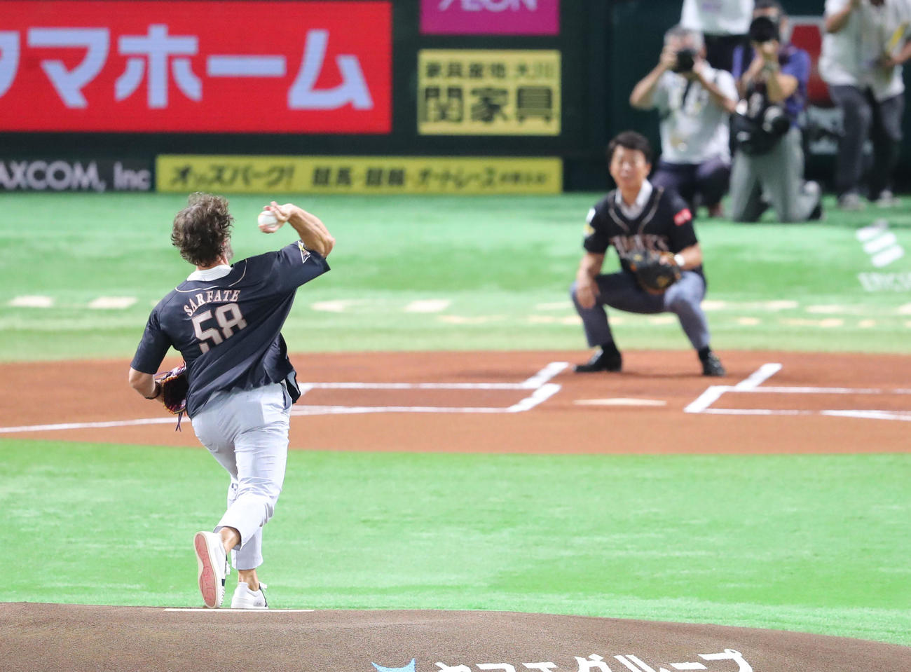 ソフトバンク対西武　セレモニアルピッチに登板したサファテと球を受けた鶴岡（撮影・梅根麻紀）