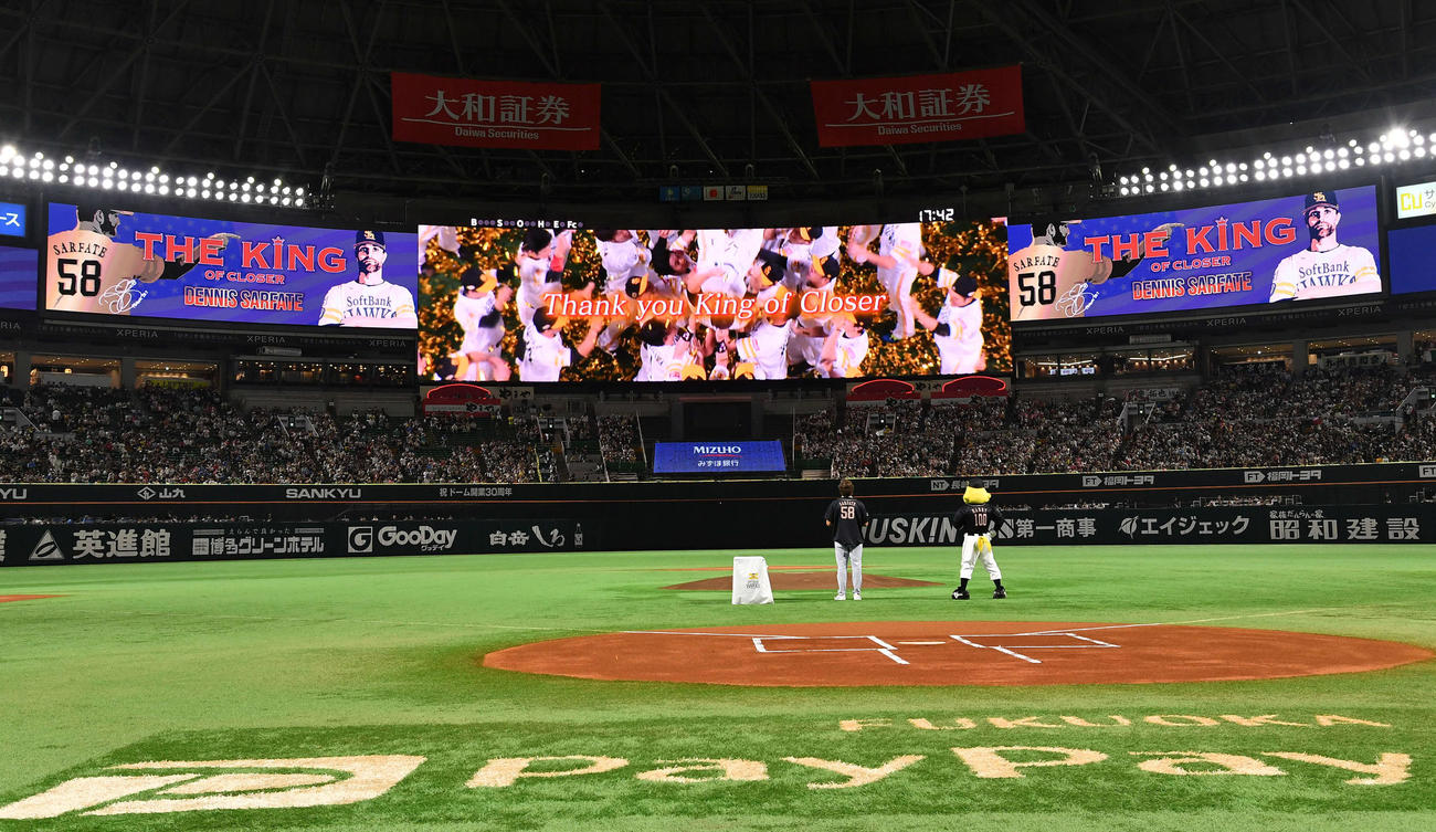 ソフトバンク対西武　試合前に行われた引退セレモニーで、紹介映像を見つめるサファテ氏（撮影・岩下翔太）