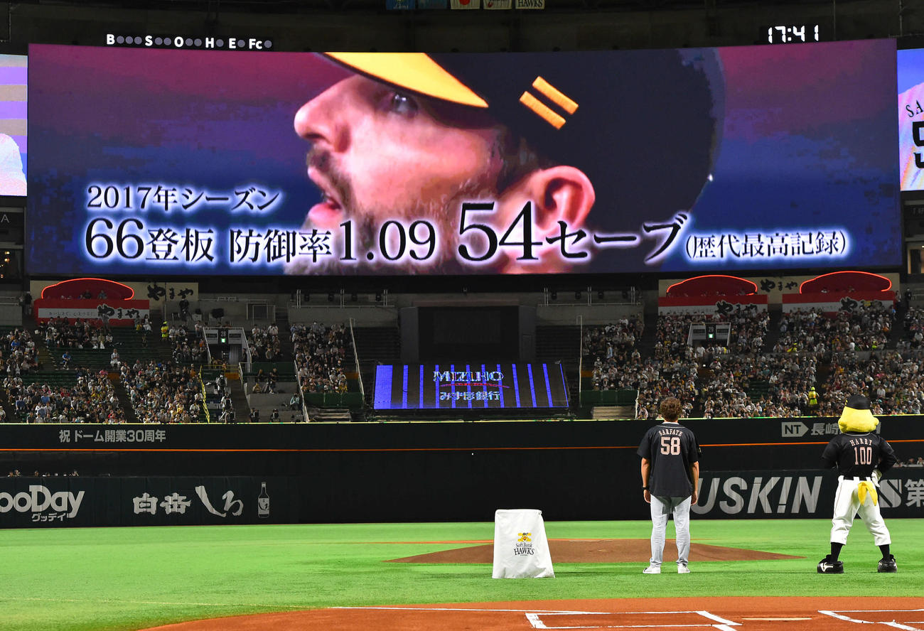 ソフトバンク対西武　試合前に行われた引退セレモニーで、紹介映像を見つめるサファテ氏（撮影・岩下翔太）