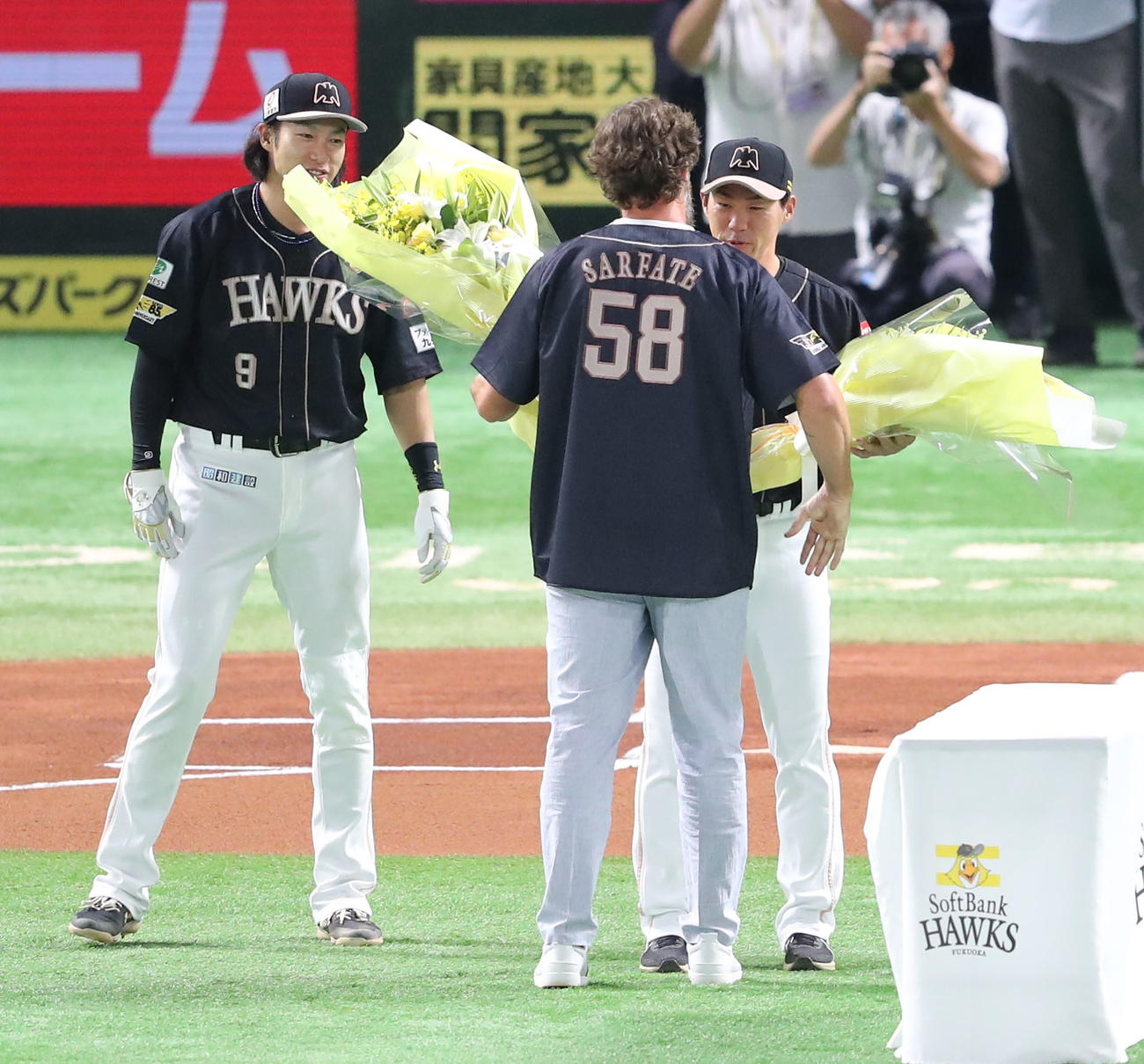 ソフトバンク対西武　デニス・サファテに花束を渡す柳田（左）と長谷川（撮影・梅根麻紀）