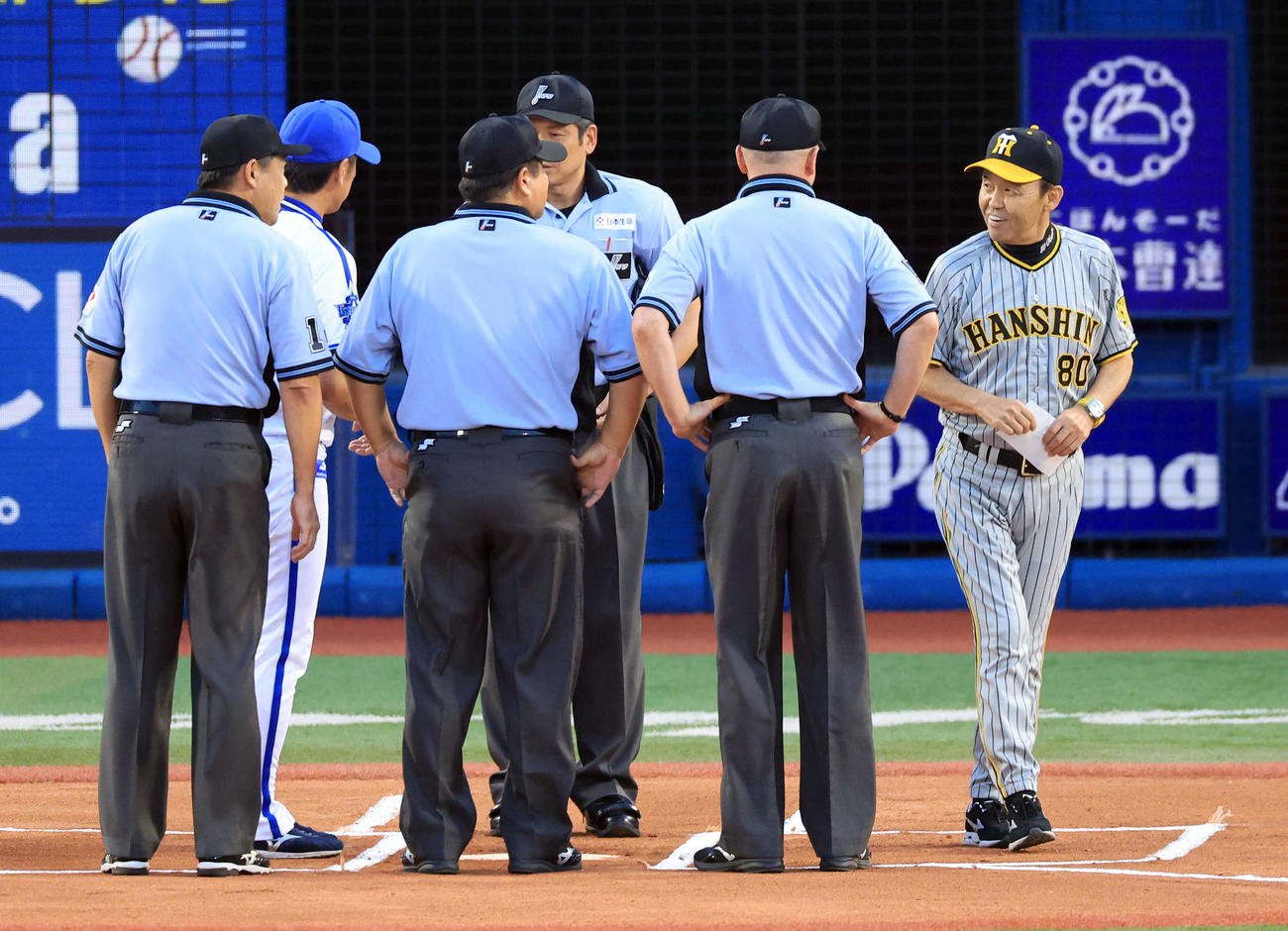 DeNA対阪神　試合前のメンバー最終確認で、審判団と握手せずに早々に引き揚げる阪神岡田監督（撮影・浅見桂子）