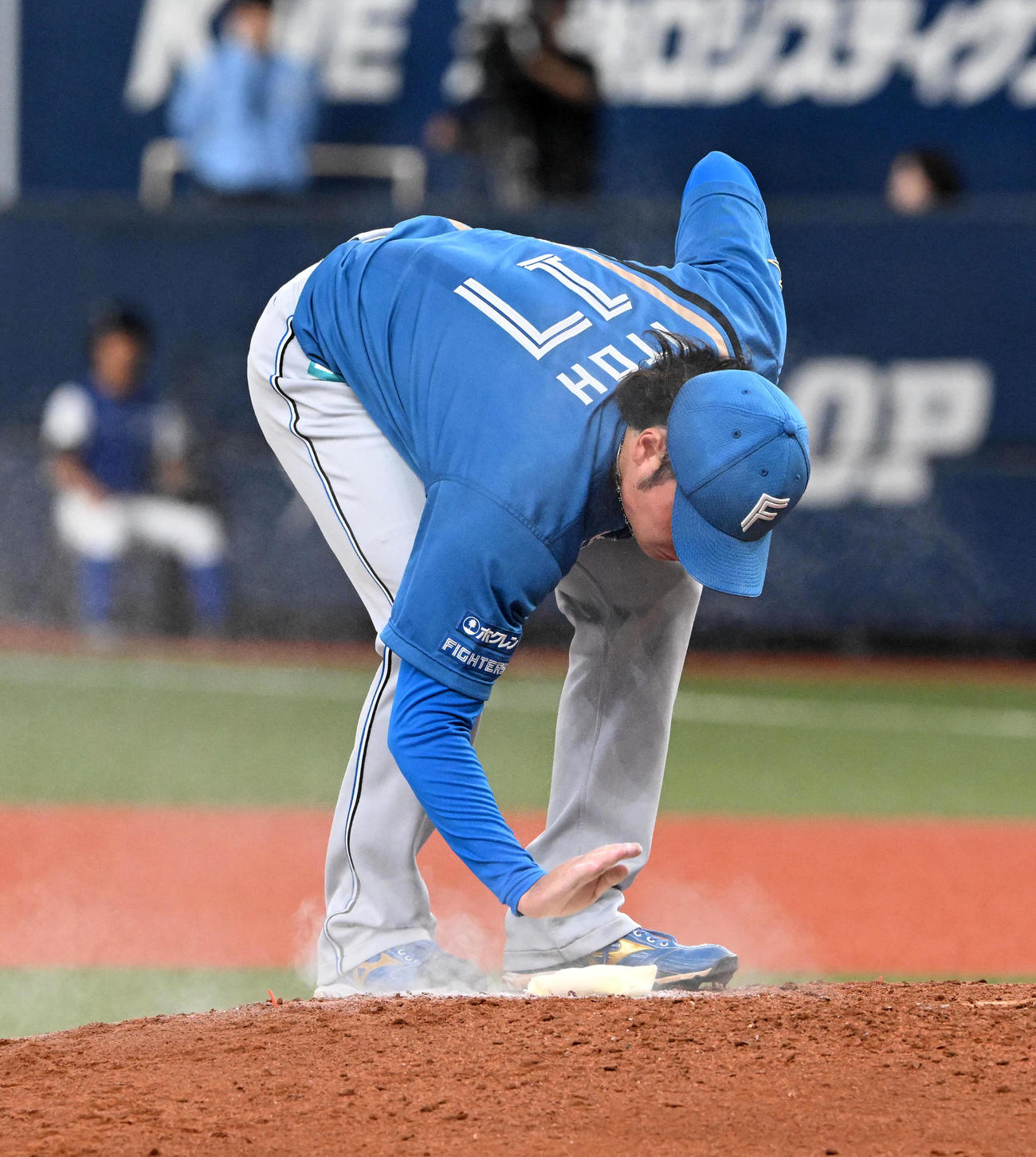 オリックス対日本ハム　5回、ロジンバックを交換する日本ハム先発の伊藤（撮影・前岡正明）
