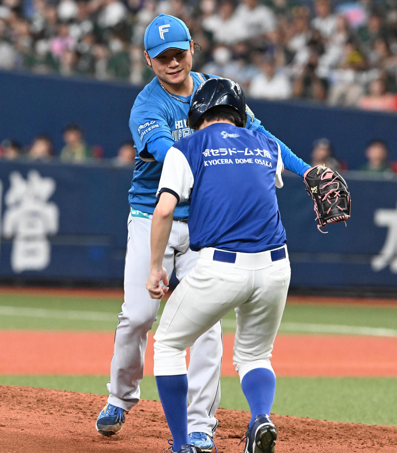 オリックス対日本ハム　5回、ロジンバックを交換する日本ハム先発の伊藤（撮影・前岡正明）