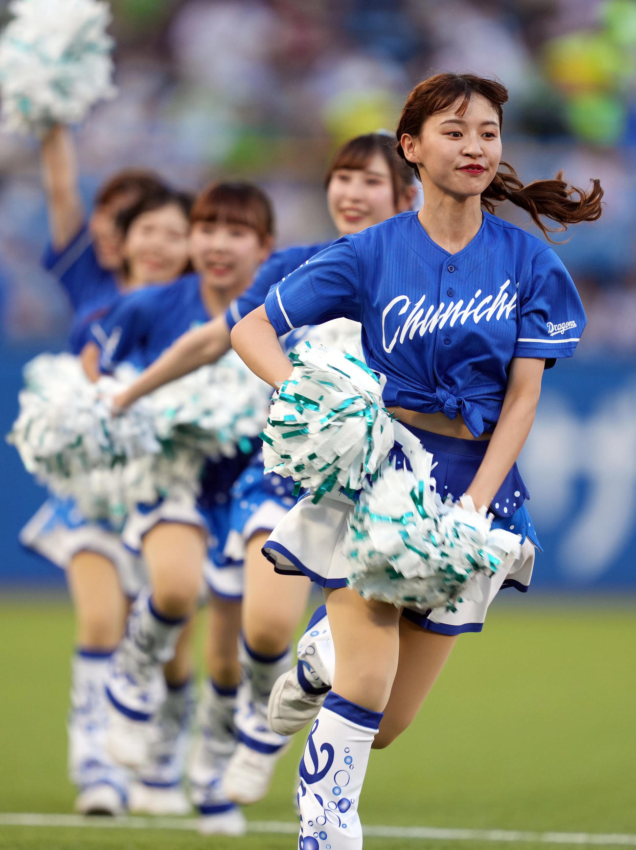 ヤクルト対中日　神宮球場に応援に来たチアドラゴンズ2023のメンバー（撮影・狩俣裕三）