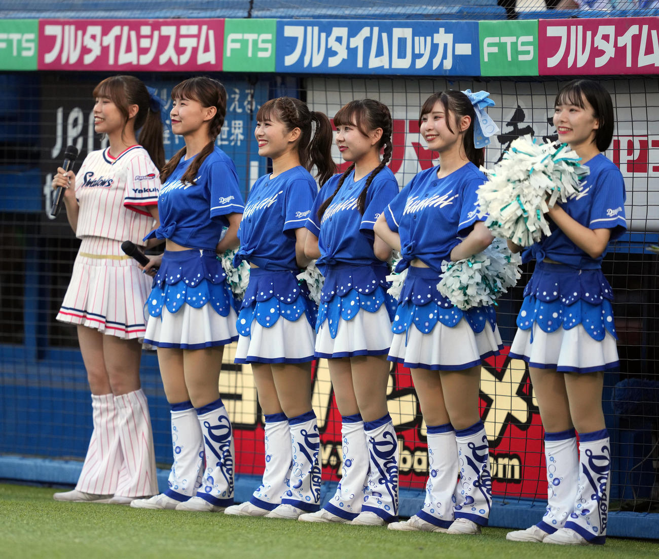 ヤクルト対中日　神宮球場に応援に来たチアドラゴンズ2023のメンバー（撮影・狩俣裕三）