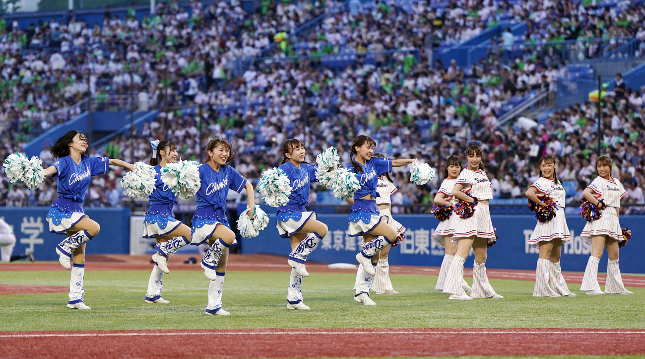 ヤクルト対中日　試合前、ヤクルトのPassion（後方）と共演するチアドラゴンズ2023のメンバー（撮影・狩俣裕三）