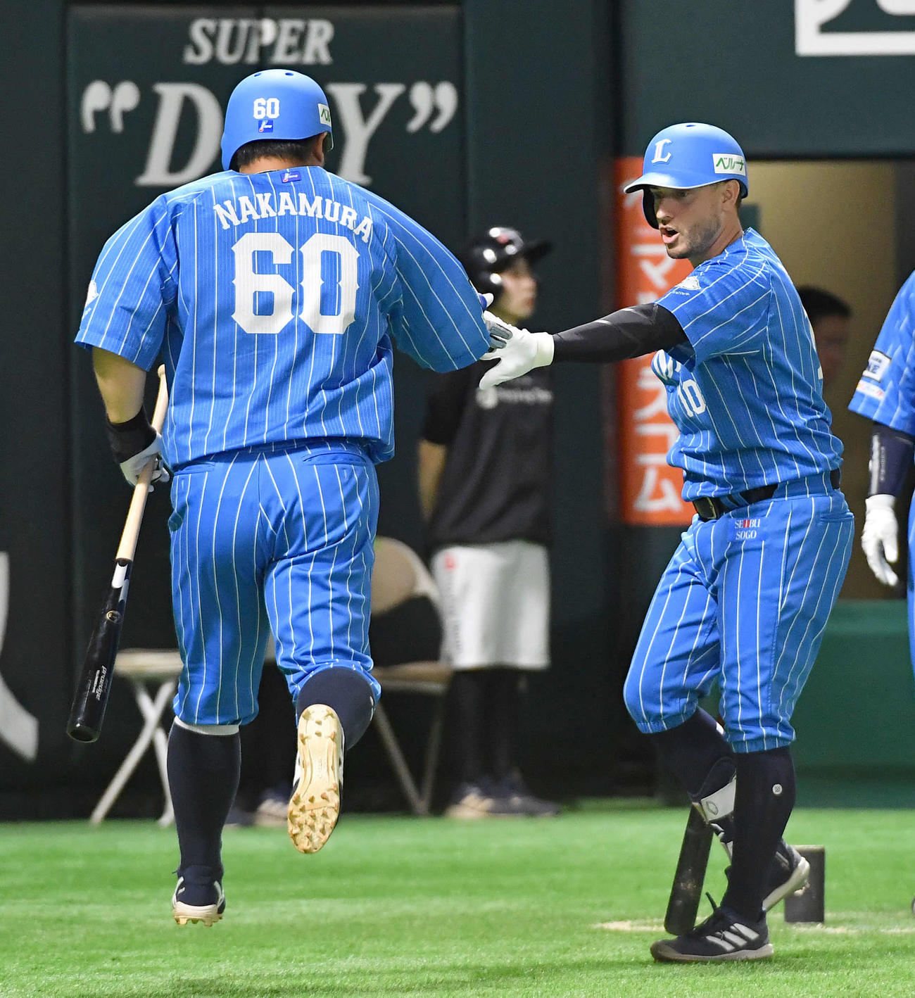 ソフトバンク対西武　4回表西武2死、同点左越え本塁打を放った中村（左）とタッチを交わすペイトン（撮影・岩下翔太）
