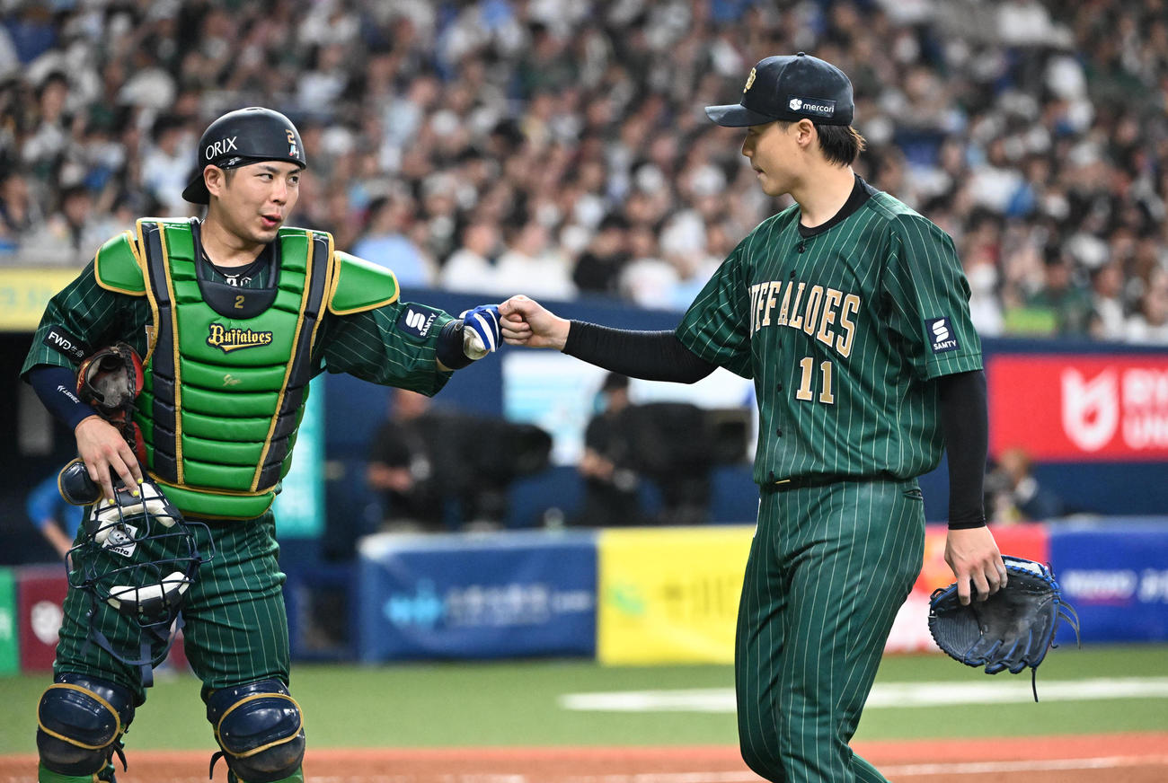 オリックス対日本ハム　5回を投げ終え捕手若月（左）とグータッチする山崎福（撮影・和賀正仁）