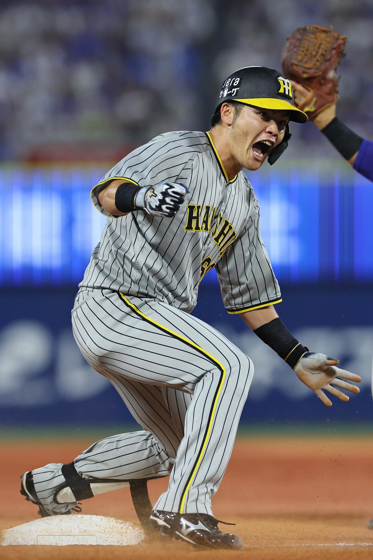 DeNA対阪神　6回表阪神1死二塁、小野寺は右翼に同点適時三塁打を放ちガッツポーズ（撮影・上田博志）