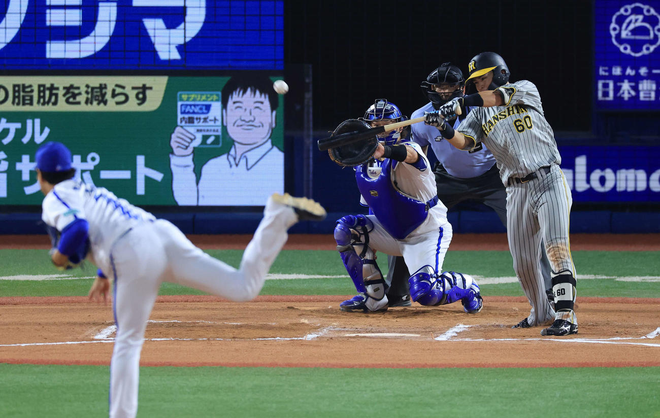 DeNA対阪神　6回表阪神1死二塁、小野寺は右越え適時三塁打を放つ。投手上茶谷（撮影・浅見桂子）