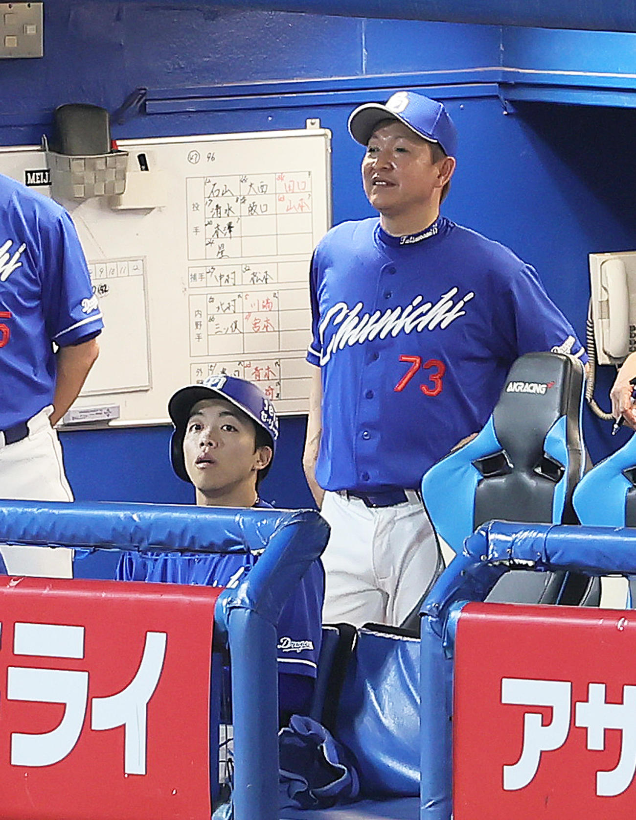 ヤクルト対中日　6回表中日1死、1死二塁、左飛に倒れた岡林（左）。右は立浪監督（撮影・足立雅史）