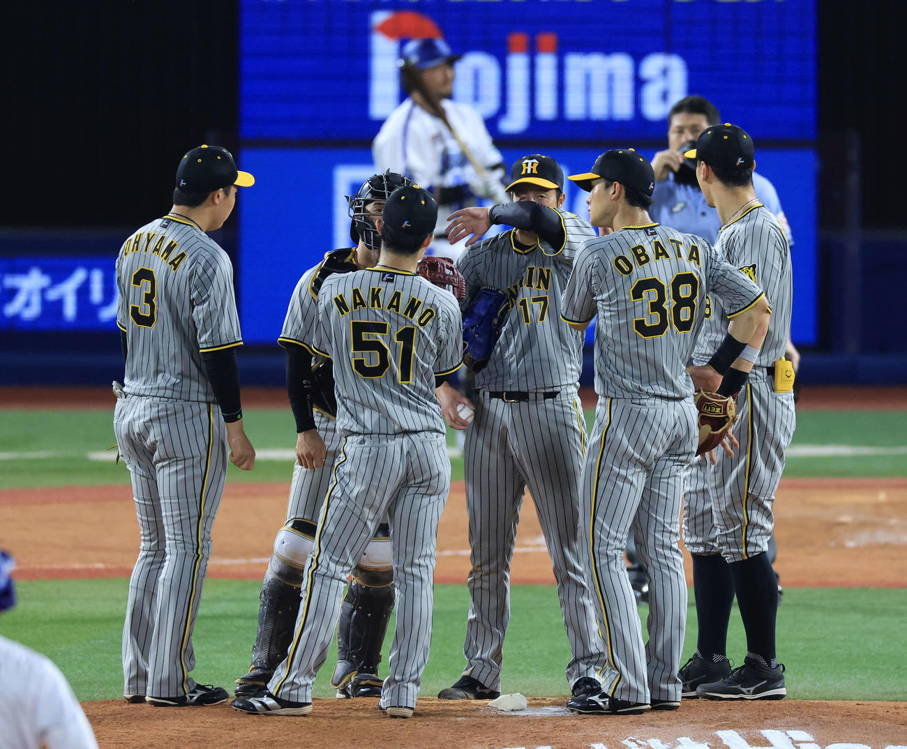 DeNA対阪神　5回裏DeNA2死一、二塁、打者宮崎を迎える前、マウンドに集まったナインの中で汗をぐう青柳（中央）（撮影・浅見桂子）