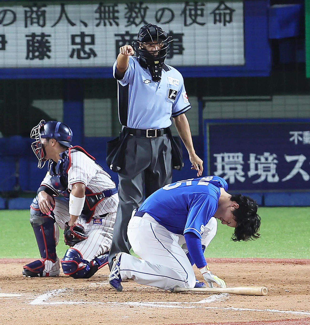 ヤクルト対中日　7回表中日1死、石川昂は頭部に死球を受ける（撮影・足立雅史）