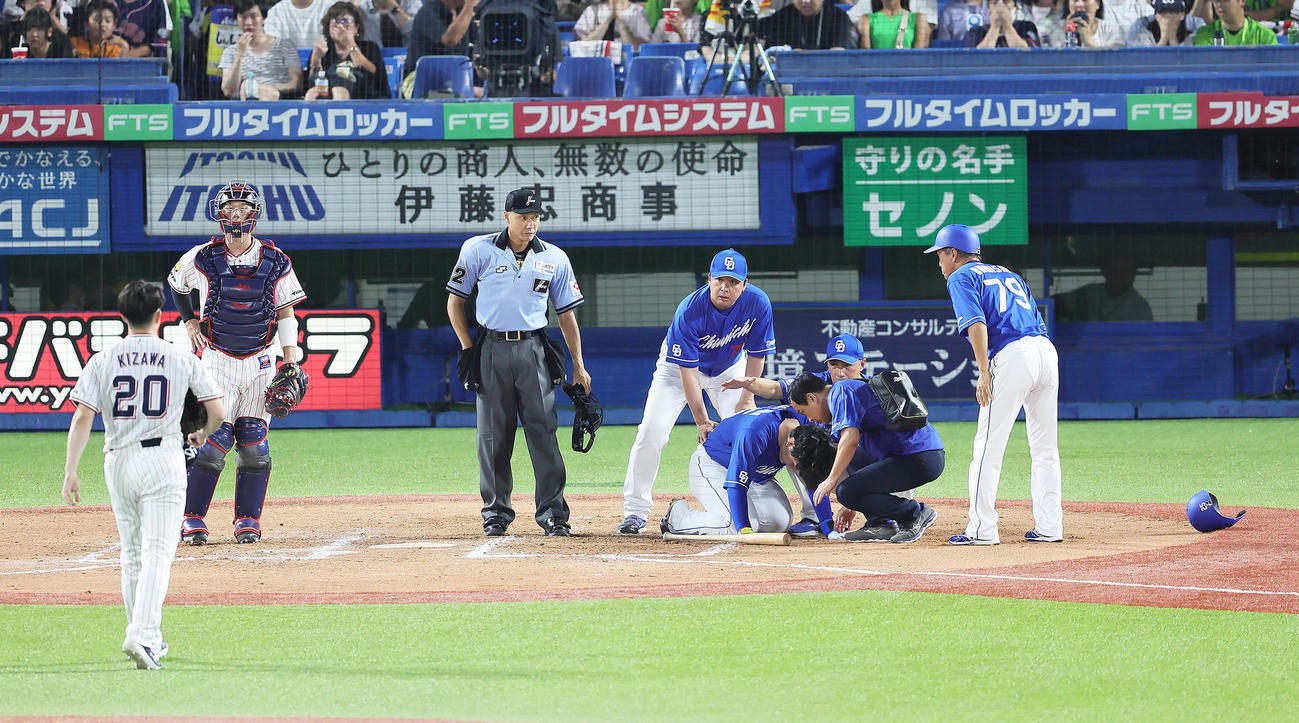 ヤクルト対中日　7回表中日1死、石川昂は頭部に死球を受ける。投手木沢（撮影・足立雅史）