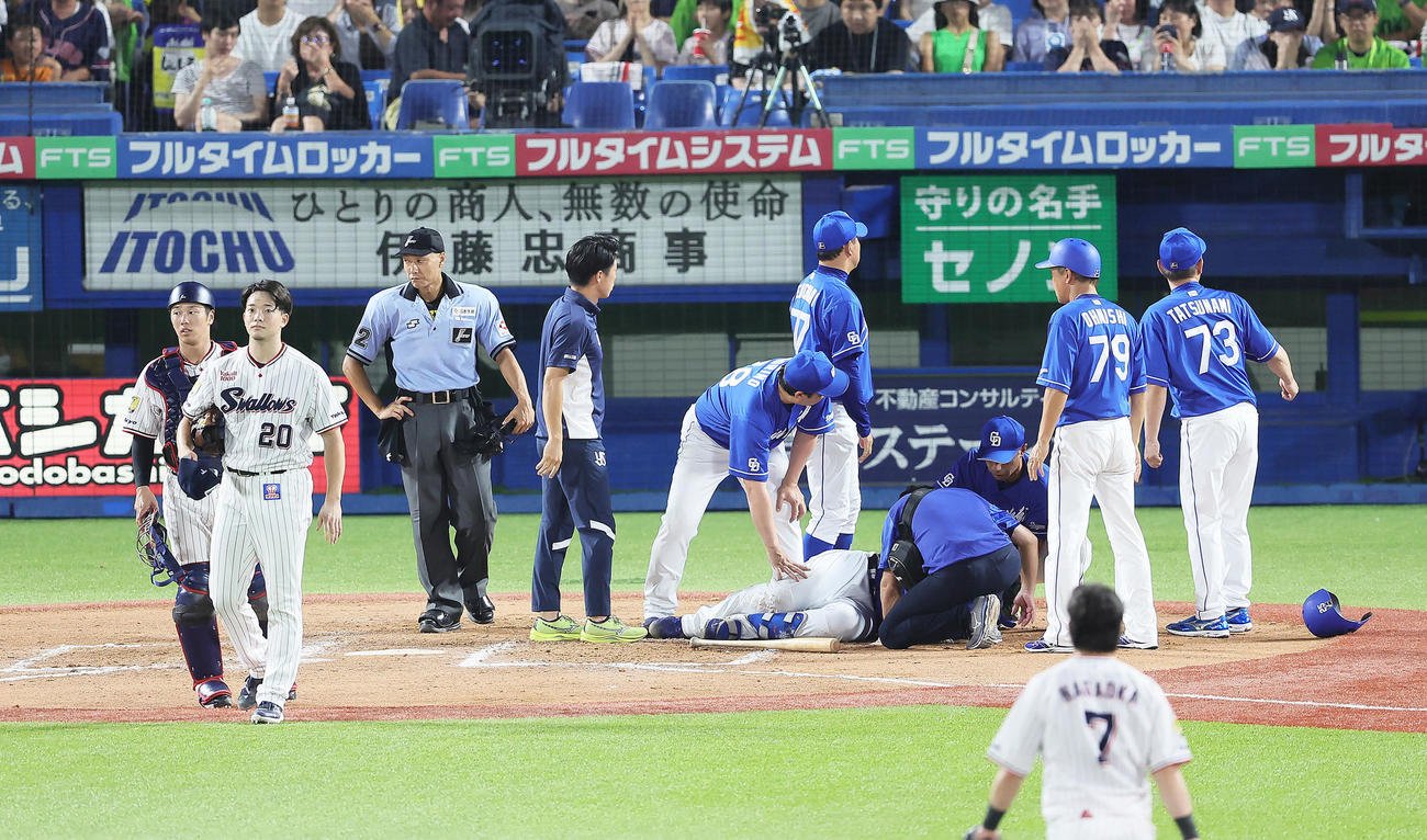 ヤクルト対中日　7回表中日1死、石川昂への頭部死球で危険球退場となる投手木沢（左から2人目）（撮影・足立雅史）
