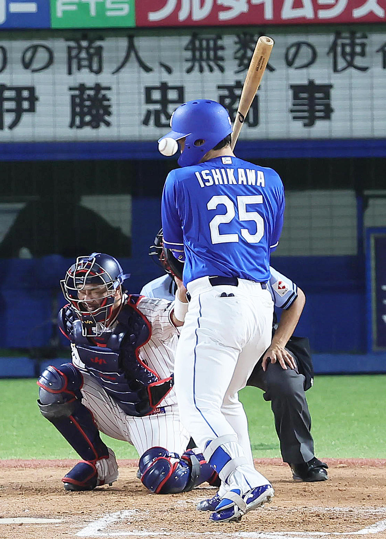 ヤクルト対中日　7回表中日1死、石川昂は頭部に死球を受ける（撮影・足立雅史）