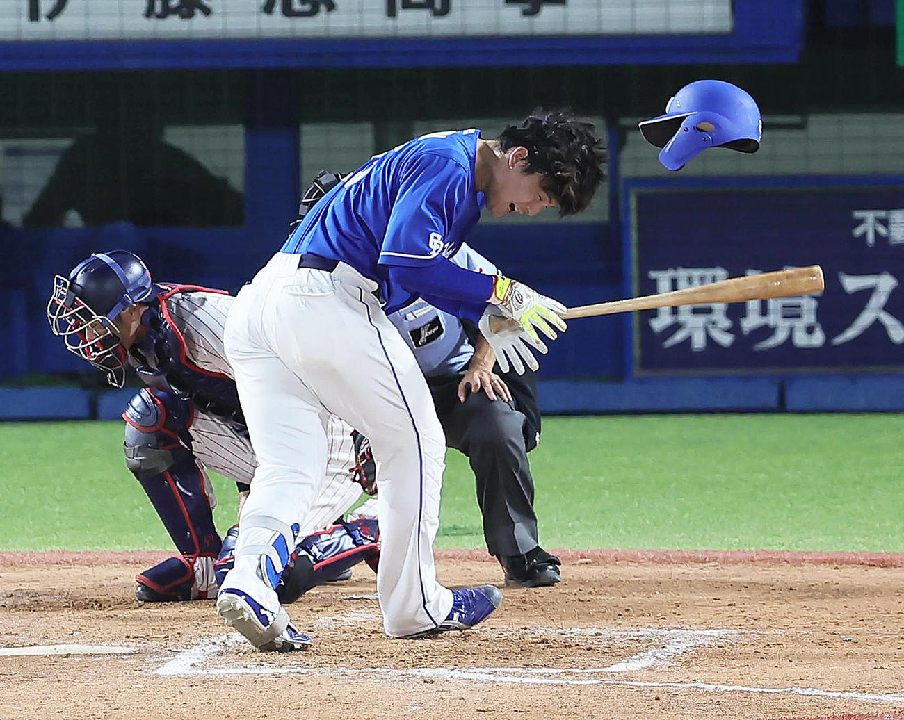 ヤクルト対中日　7回表中日1死、石川昂は頭部に死球を受ける（撮影・足立雅史）