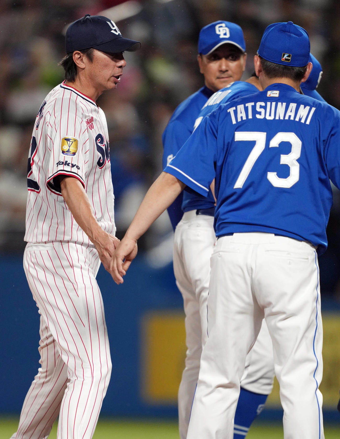 ヤクルト対中日　7回表中日1死、ヤクルト2番手の木沢が石川昂に頭部死球を与えてしまい、立浪監督（右）に謝罪する高津監督（撮影・狩俣裕三）