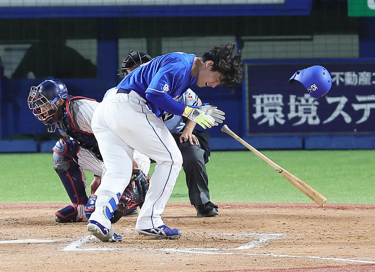 ヤクルト対中日　7回表中日1死、石川昂は頭部に死球を受ける（撮影・足立雅史）
