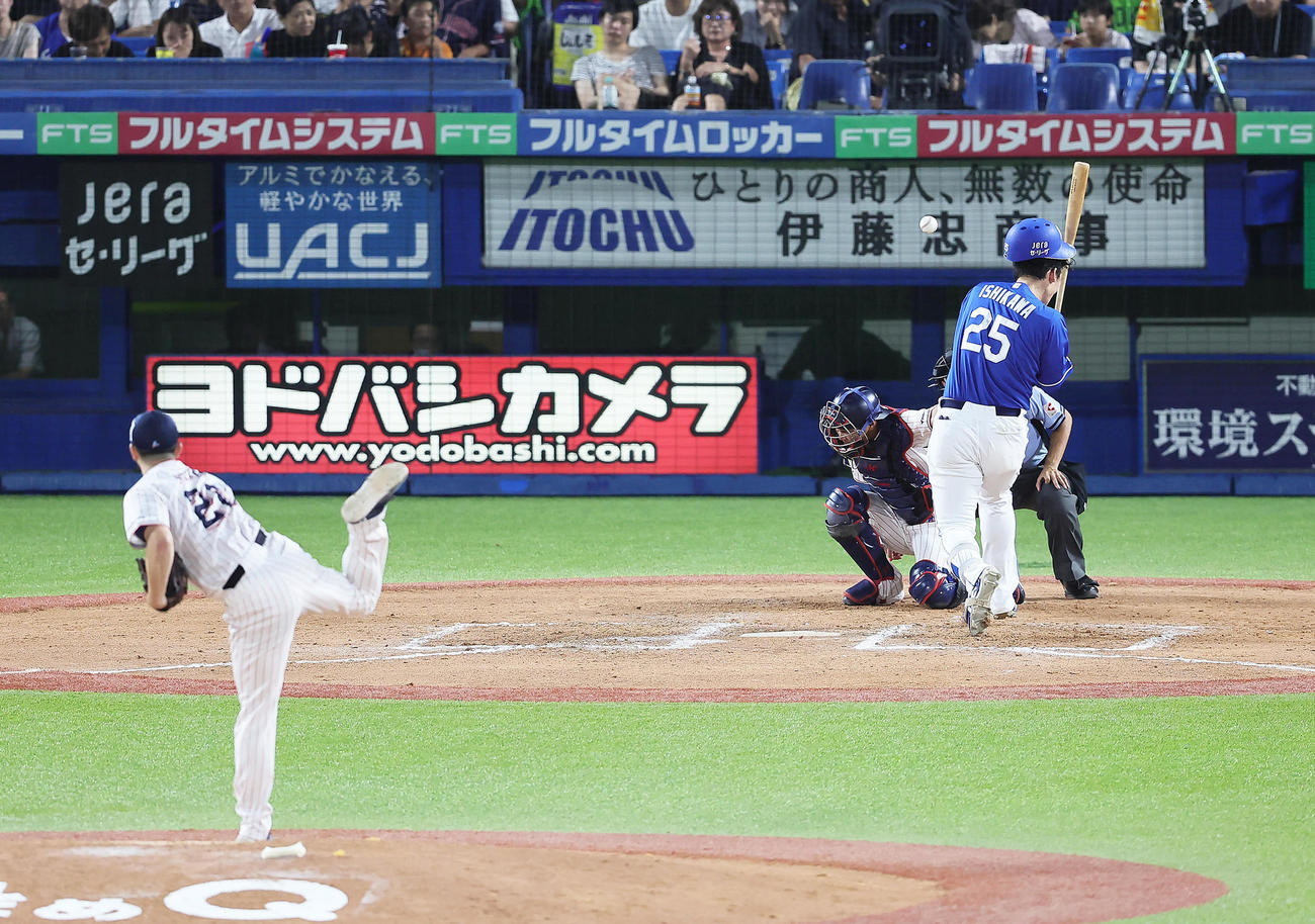 ヤクルト対中日　7回表中日1死、石川昂は頭部に死球を受ける。投手木沢（撮影・足立雅史）