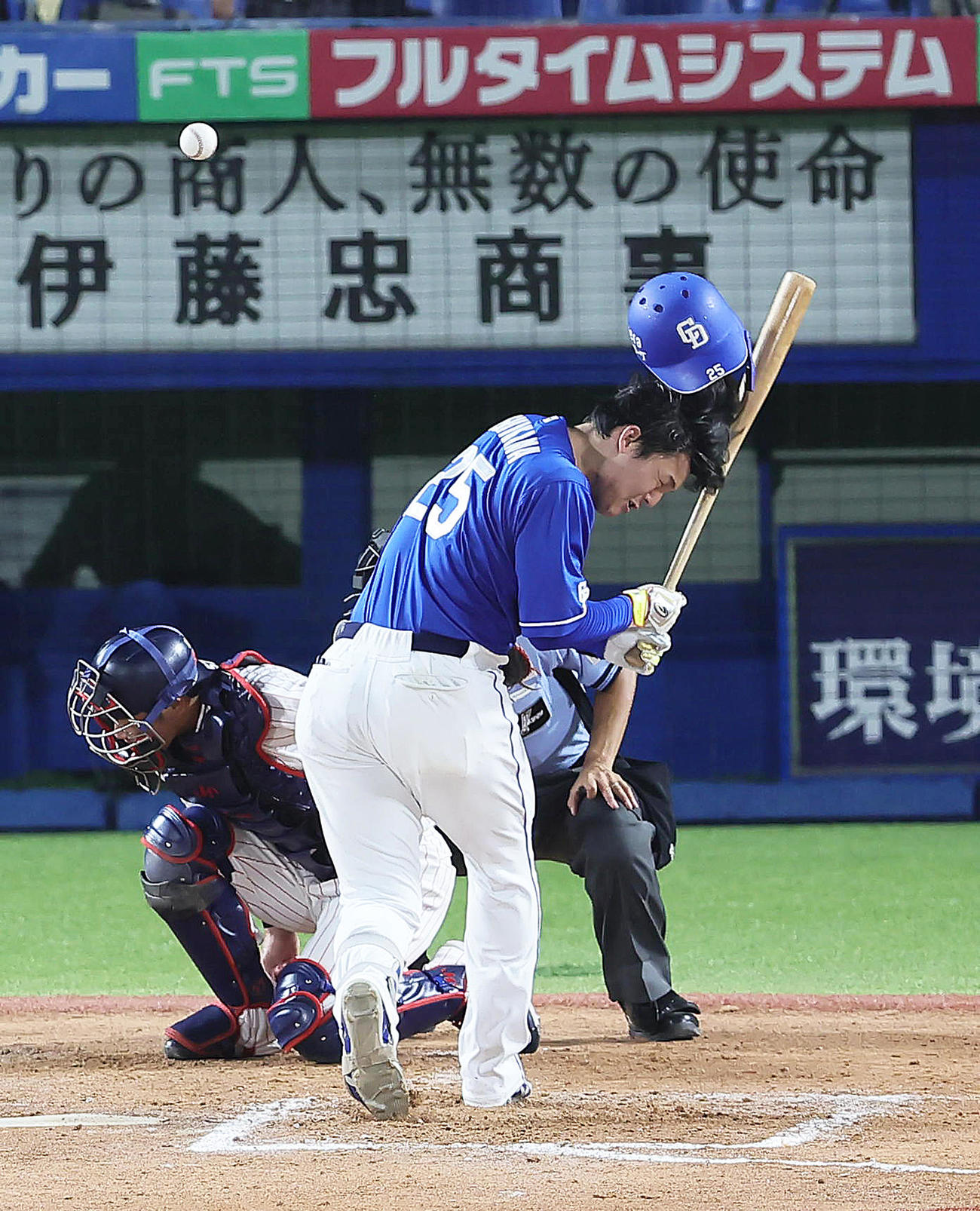 ヤクルト対中日　7回表中日1死、石川昂は頭部に死球を受ける（撮影・足立雅史）