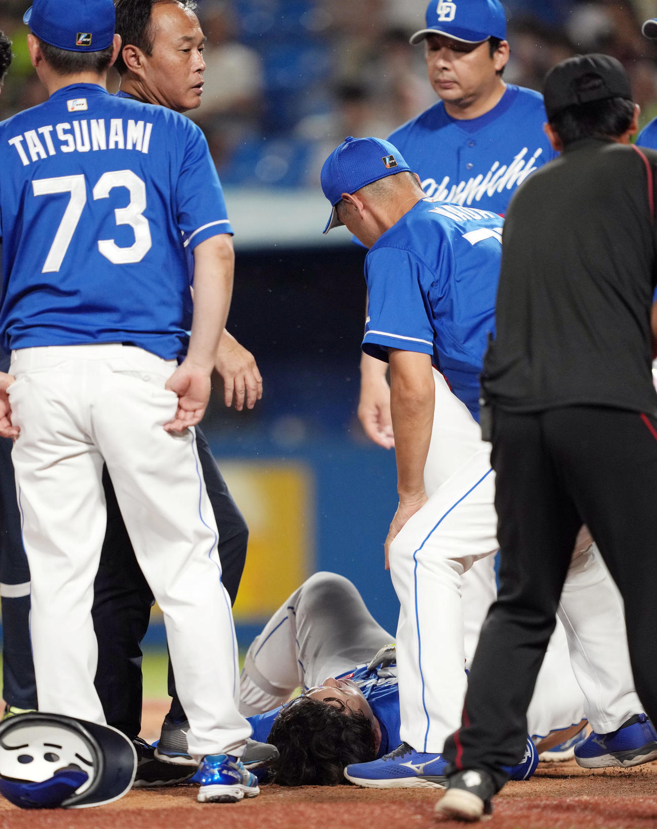 ヤクルト対中日　7回表中日1死、頭部死球を受け、倒れる石川昂（下）。手前左は立浪監督（撮影・狩俣裕三）
