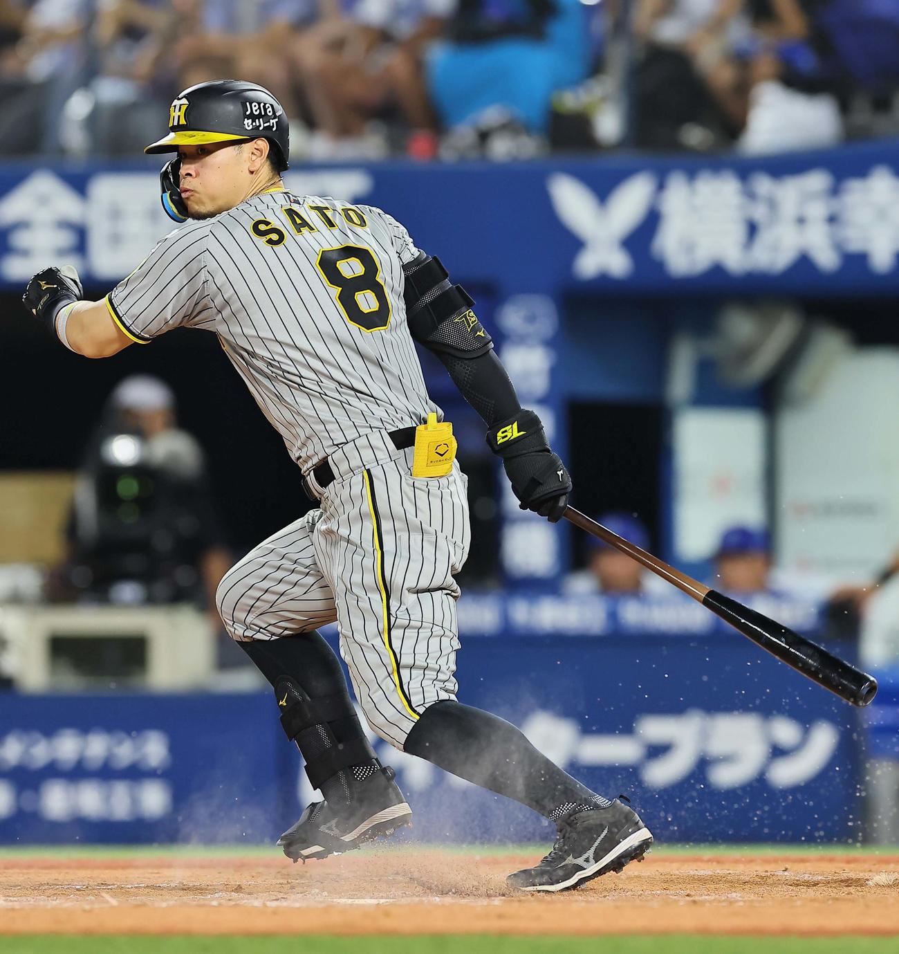 DeNA対阪神　8回表阪神1死一塁、佐藤輝は三塁内野安打を放つ（撮影・上田博志）