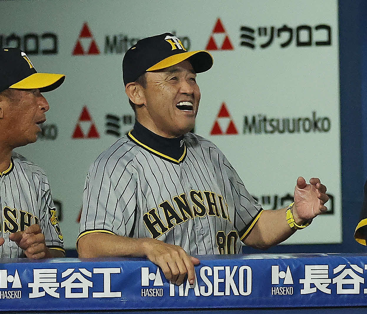 DeNA対阪神　6回表阪神1死二塁、小野寺の同点適時三塁打に笑顔を見せる岡田監督（撮影・河田真司）