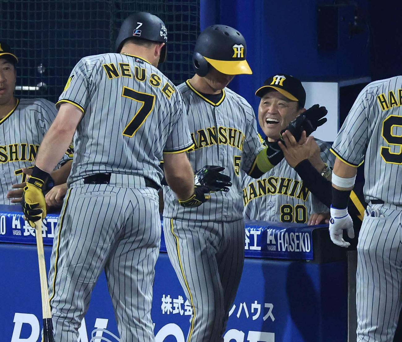 DeNA対阪神　6回表阪神1死二塁、小野寺の右越え適時三塁打で生還した近本（手前右）を笑顔で迎える岡田監督（右）（撮影・浅見桂子）