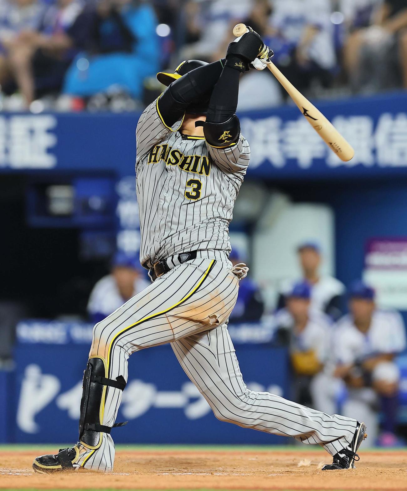 DeNA対阪神　9回表阪神2死、大山は右越えソロ本塁打を放つ（撮影・上田博志）