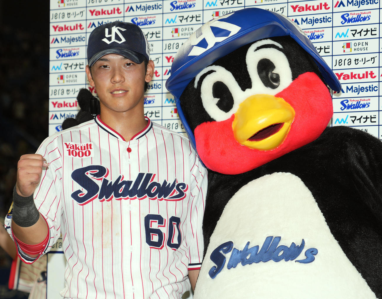 ヤクルト対中日　ヒーローインタビューでつば九郎と記念撮影をする武岡（撮影・狩俣裕三）