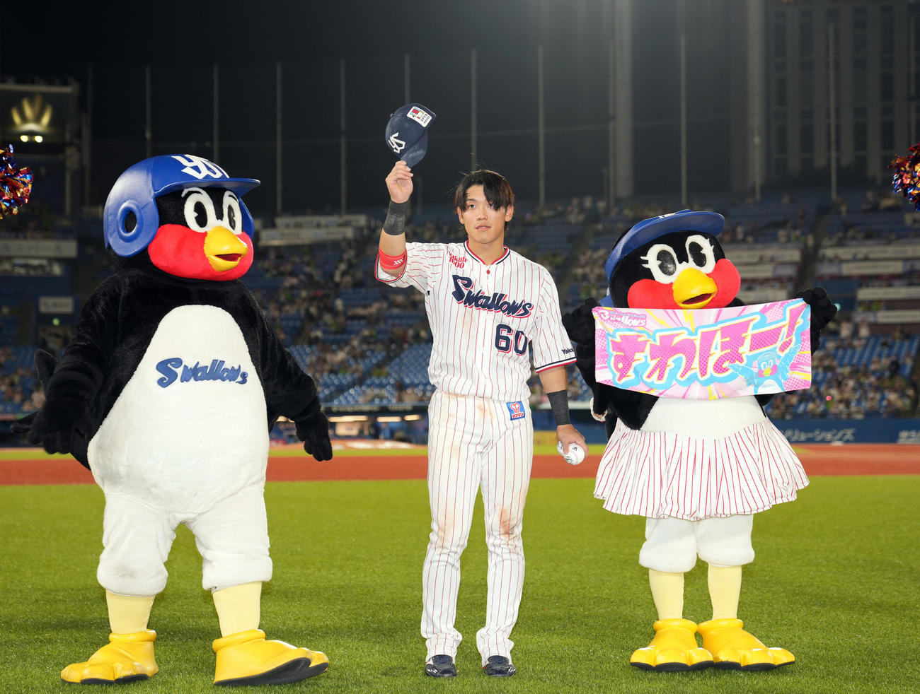 ヤクルト対中日　ヒーローインタビュー後、ファンにあいさつする武岡（撮影・狩俣裕三）